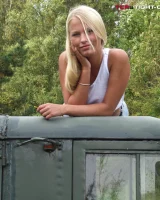 Tight Clothes - 33-cameltoe-jeans-nude-033